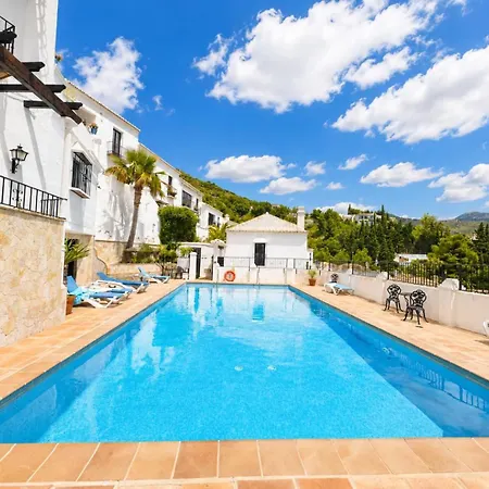 Apartman Hideaway With Shared Pool *