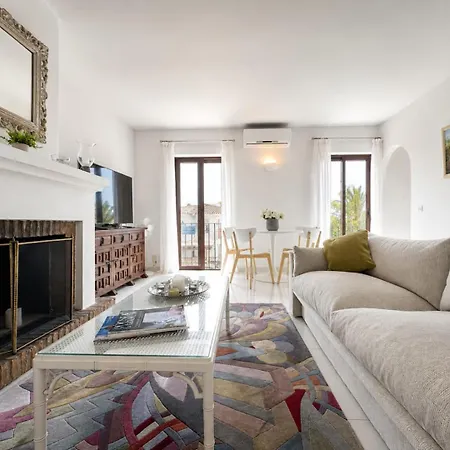 Apartman Hideaway With Shared Pool