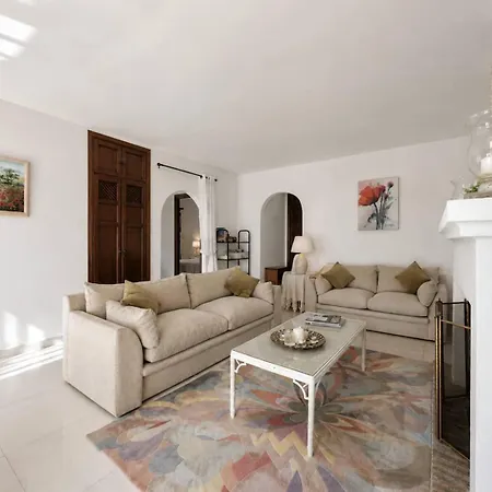 Apartman Hideaway With Shared Pool